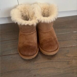 Ugg Bailey Bow Kids Boots Size 9 in Brown Cute Cozy Slip On